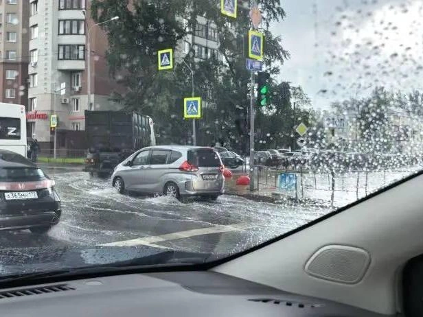 Причина — огромная лужа на пешеходном переходе | Источник: читатель 72.RU