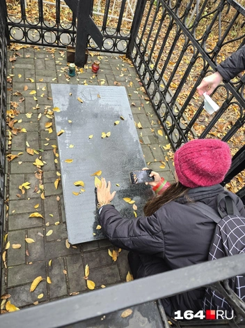 Из-за влаги на плите не было видно имен убитых чекистами | Источник: Семен Коротов-Майбах / 164.RU