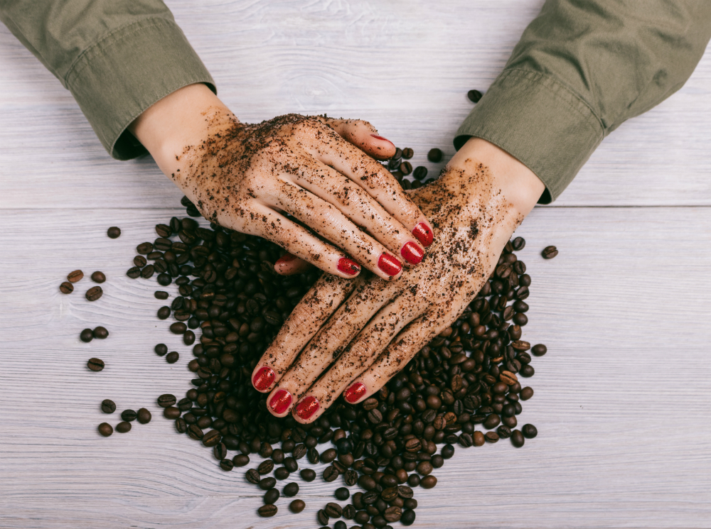 Взбодритесь красиво: чем хороша косметика на основе кофейных зерен | marieclaire.ru