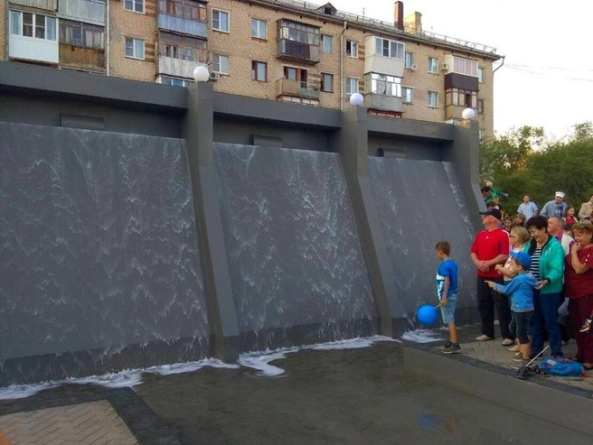 Так выглядел тот самый водопад, который повторял сброс воды через створы электростанции | Источник: «Городские ведомости» / vk.com