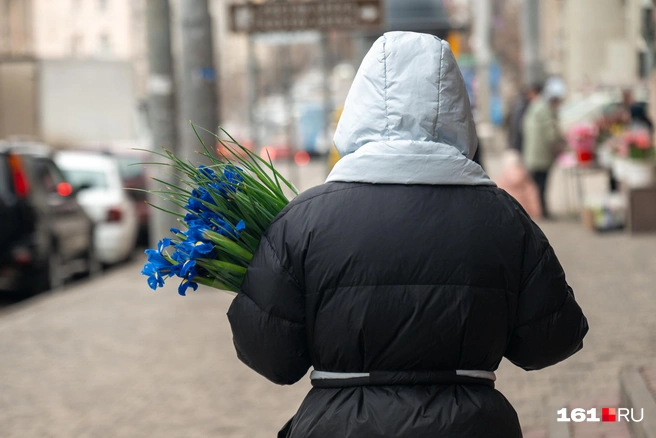 В этом году девушки начали получать цветы уже 6 марта | Источник: Евгений Вдовин / 161.RU