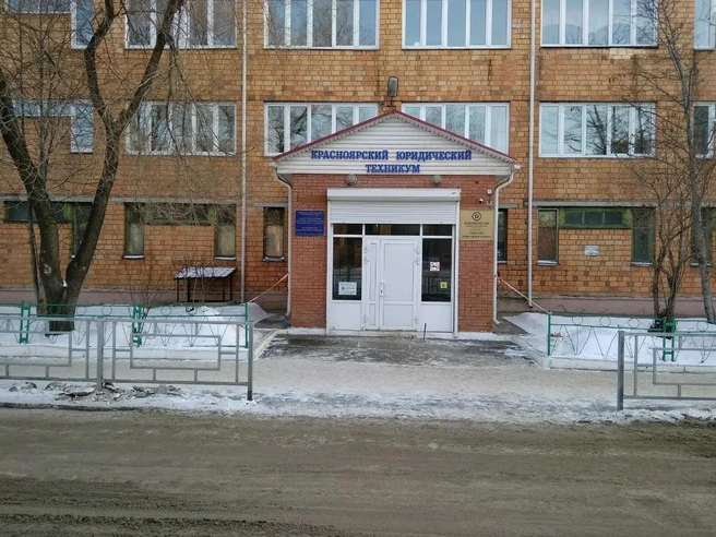 Красноярцу выдали необходимую справку только после обращения в Минобр | Источник: 2gis.ru
