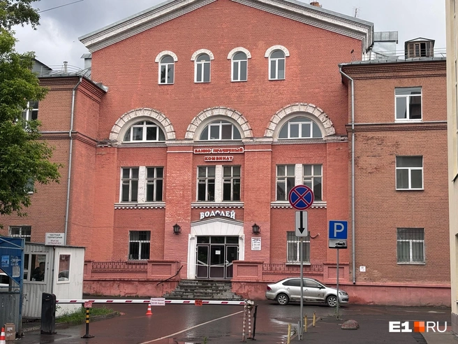 Дворник «Водолея» нашел тело юноши. При этом сама общественная баня давно не работает | Источник: Сергей Бодров / E1.RU