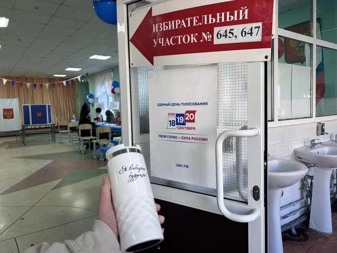 Такие термокружки выдаю 18-летним голосующим  | Источник: Светлана Талипова 