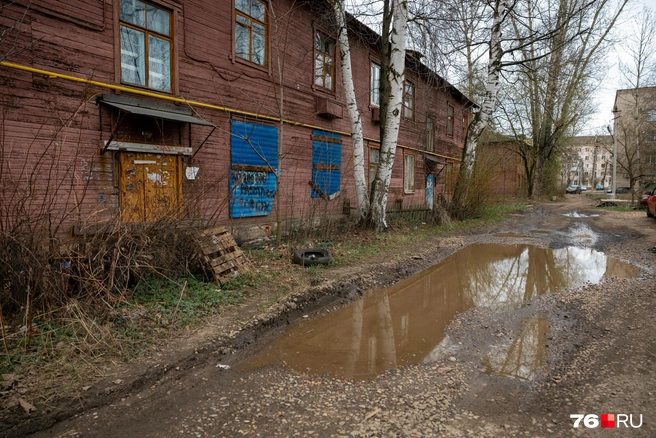 Дорогу у домов размыло после весенних дождей | Источник: Александр Куренной / 76.RU