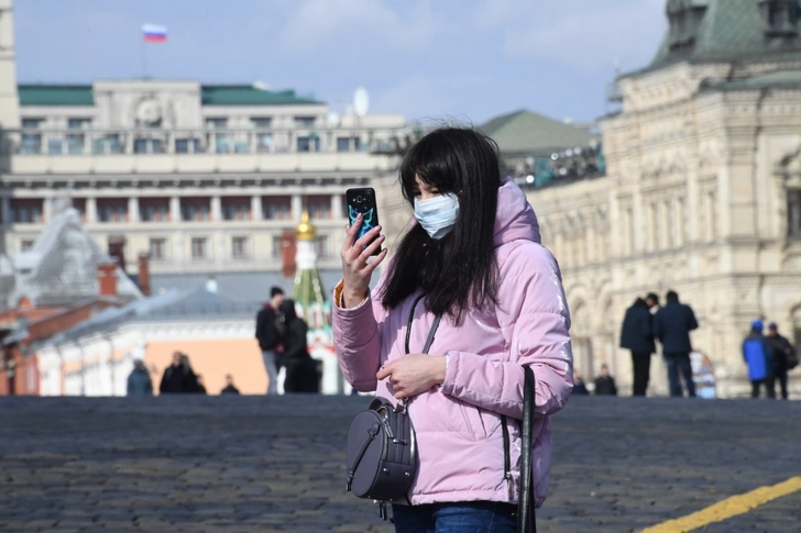 «Итальянцы чмокались и перезаражались, а мы друг друга терпеть не можем»: почему россияне не боятся пандемии