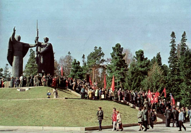 Ныряем в эру цветных фото и видим очередное возложение цветов к мемориалу в Лагерном саду (1980–1985 гг.) | Источник: pastvu.com