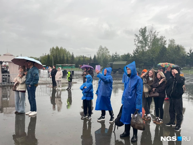 Люди приезжали из других городов&nbsp;— никакой дождь их бы не остановил | Источник: Алёна Золотухина / NGS.RU 