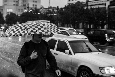 Фоторепортаж: как тюменцы спасались от внезапного дождя