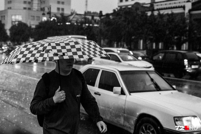 Самый популярный аксессуар дня — зонт. У кого его не было, пришлось импровизировать | Источник: Ирина Шарова / 72.RU