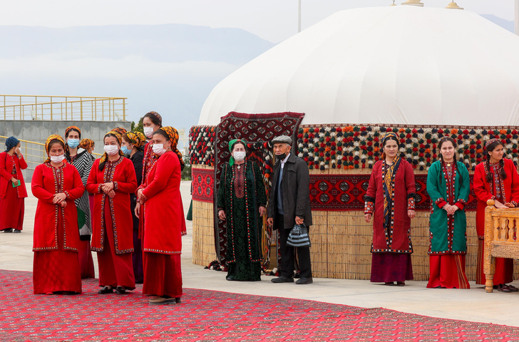Женщинам в Туркменистане запретили ботокс, маникюр, пластику груди: так ли это на самом деле?