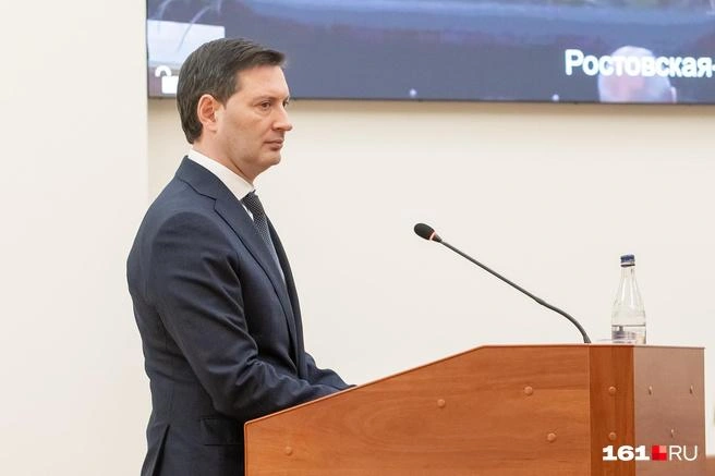 Именно Новицкий после обрушения дома на Нариманова, 72/3 не смог ответить на большинство вопросов, которые ему задавали журналисты | Источник: Евгений Вдовин / 161.RU