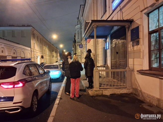 Двоих участников группы «Рестарт» отпустили из отдела полиции | Источник: Анна Мотовилова / «Фонтанка.ру»