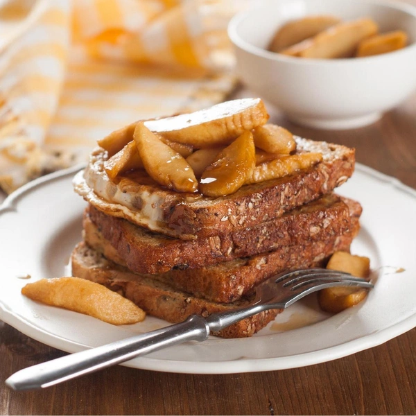 Фирменный яблочный тост от семьи Меган Маркл Супруга принца Гарри получила этот рецепт от своей бабушки Дорис Сандерс Маркл. Тосты в американском стиле из хлеба с семенами и с «яблочным маслом» точно придутся по душе всем домочадцам.Полный рецепт фирменного яблочного тоста от Меган Маркл читайте по ссылке.