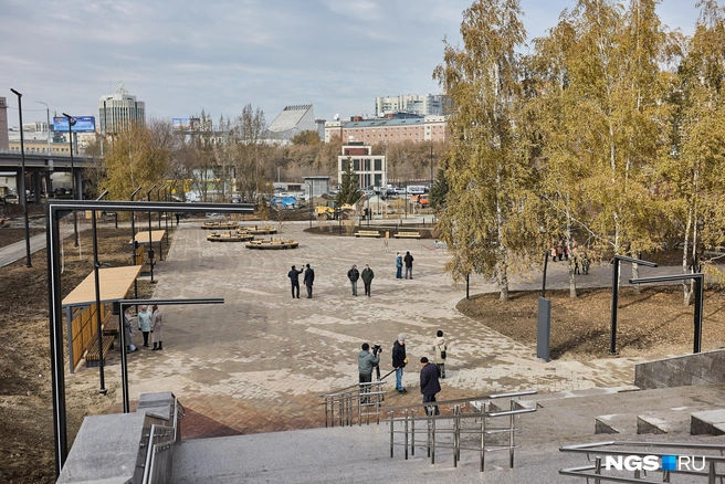 Первые посетители уже прогуливаются по вымощенным дорожкам | Источник: Александр Ощепков / NGS.RU