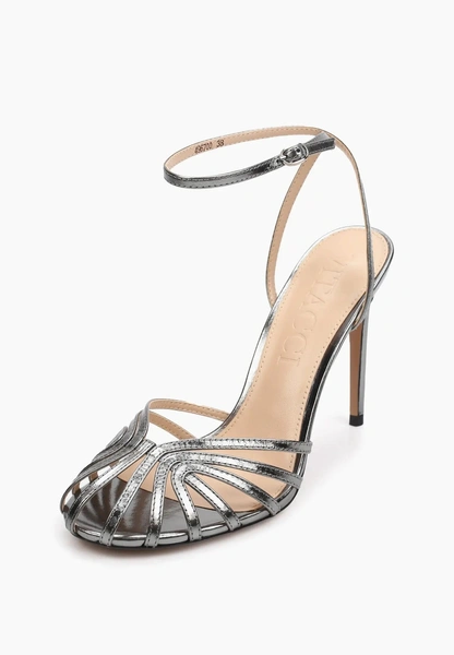 Мерцающие босоножки — элегантная альтернатива новогодним каблукам