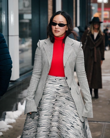 Красный + серый: Ерин Ха показывает самое красивое цветовое сочетание этой весны | marieclaire.ru