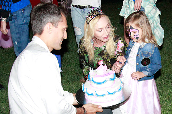 ...а под конец праздника Михаил и Кристина вручили дочке торт