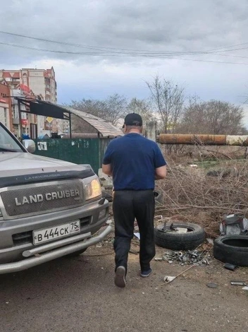 Читинцы завалили отходами контейнерную площадку. Мусор не могут вывезти, и он лезет на дорогу | Источник: очевидец