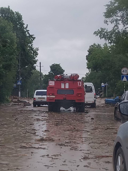 Потоки грязной воды и опасные стремнины: из-за сильных ливней во Владикавказе ввели режим ЧС