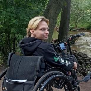 После пыток отчима спрыгнул с 7 этажа, чтобы спастись, но лишился половины тела: история Саши Казанцева и как он живет сейчас