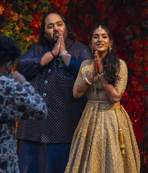 Дресс-код на девять страниц, 275 вариаций ужина и концерт Рианны: в Индии проходит свадьба века