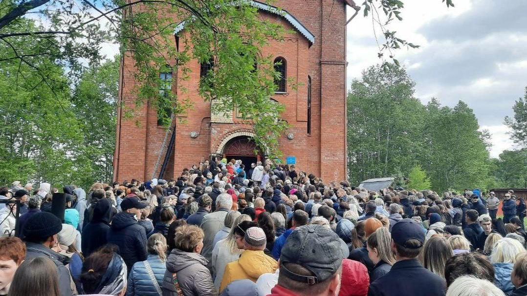 «Похоронили девочку с нашего двора». В Байкальске простились с жертвами массового убийства школьников