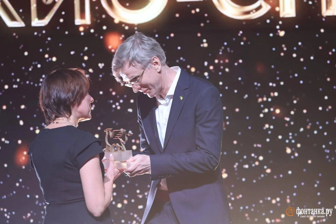 редактор «Фонтанки», ресторанный критик Дмитрий Грозный вручает приз в номинации «Сеть ресторанов и кафе года» заместителю генерального директора ООО&nbsp;«Профитэндхорека», мастеру-франчайзи ТОКИО-CITY Ирине Гусаковой