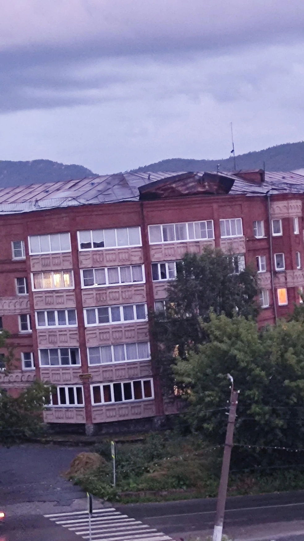 В районе ж/д вокзала тоже не обошлось без повреждения крыш  | Источник: Инцидент | Златоуст / Vk.com