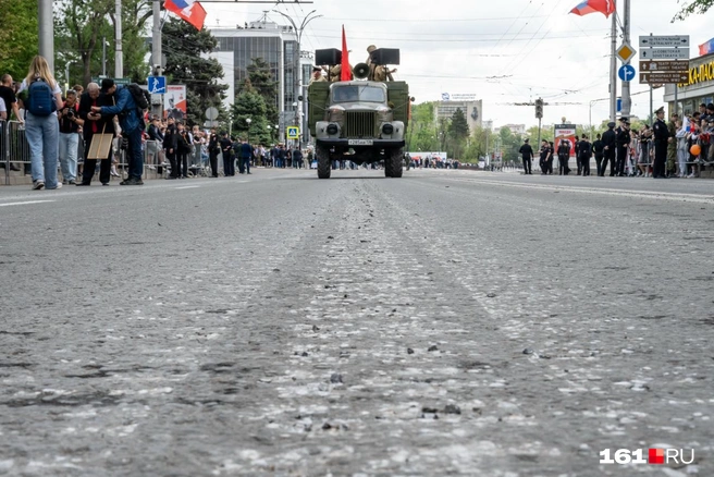 Следы от военной техники на Большой Садовой в Ростове в этом году | Источник: Евгений Вдовин / 161.RU