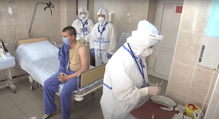 Какая боль: добровольцы описали ощущения после введения российской вакцины от COVID-19