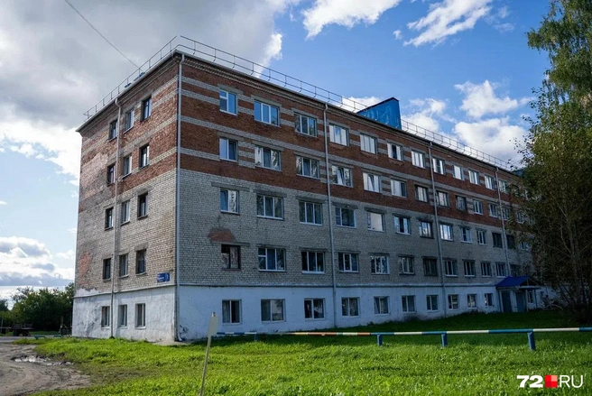 Так выглядит общежитие. Когда люди стали вставлять пластиковые окна, кирпичи на фасаде стали обваливаться  | Источник: Илья Чикотин / 72.RU 