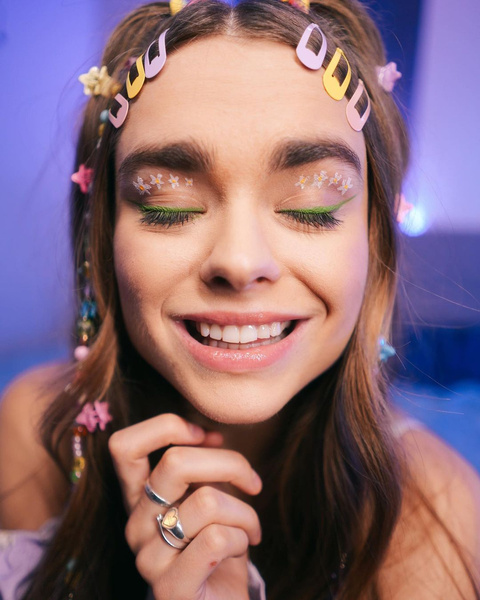 Прическа с заколками и макияж с цветами: яркий образ Махи Горячевой для тех, кому надоела зима