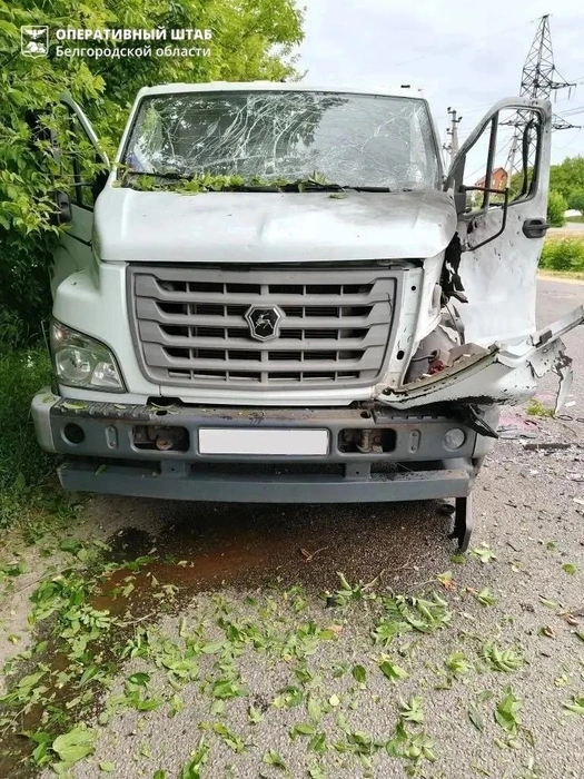 Водитель этого грузовика, атакованного украинским дроном, в тяжёлом состоянии | Источник: Оперштаб Белгородской области / max.ru