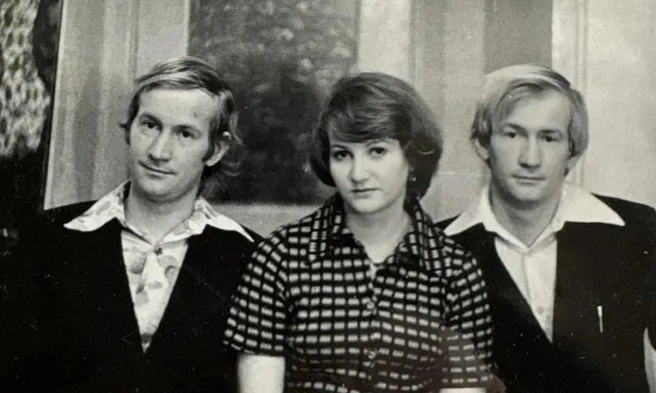 Еще одно совместное фото с младшей сестрой Верой. Сергей справа | Источник: предоставила Татьяна Якушина