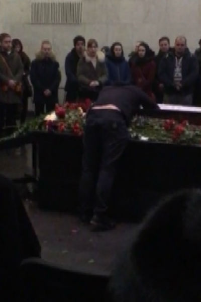 Александр Толмацкий расплакался у гроба сына