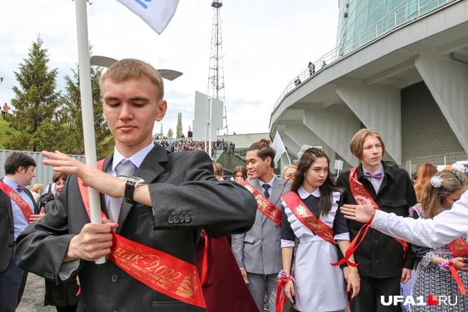 Красная лента — важный атрибут выпускника