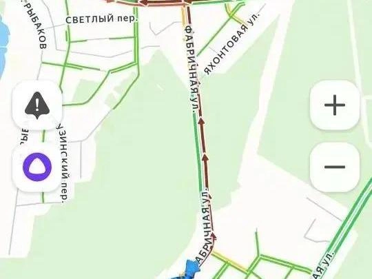 Пиковые часы на Фабричной улице ежедневно сопровождаются многометровыми заторами. | Источник: «Яндекс Карты»