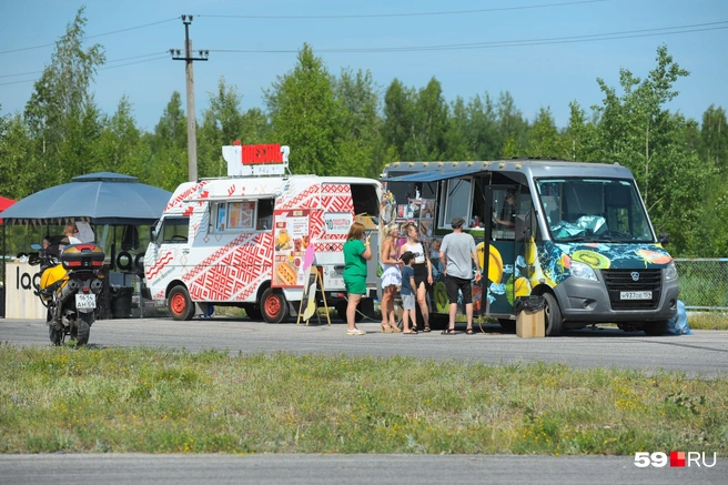 ...и хлеба. На картодроме работала фуд-зона | Источник: Ирина Тропина