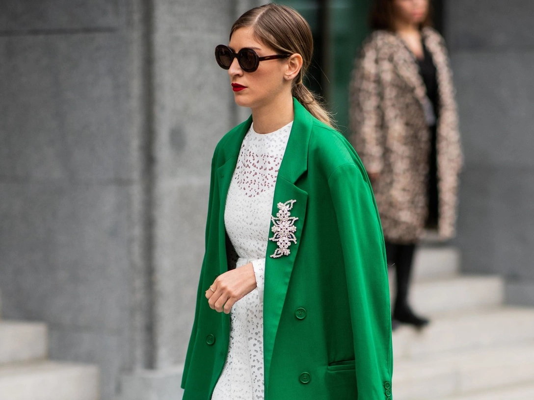 Как носить броши: 12 простых и стильных способов | marieclaire.ru