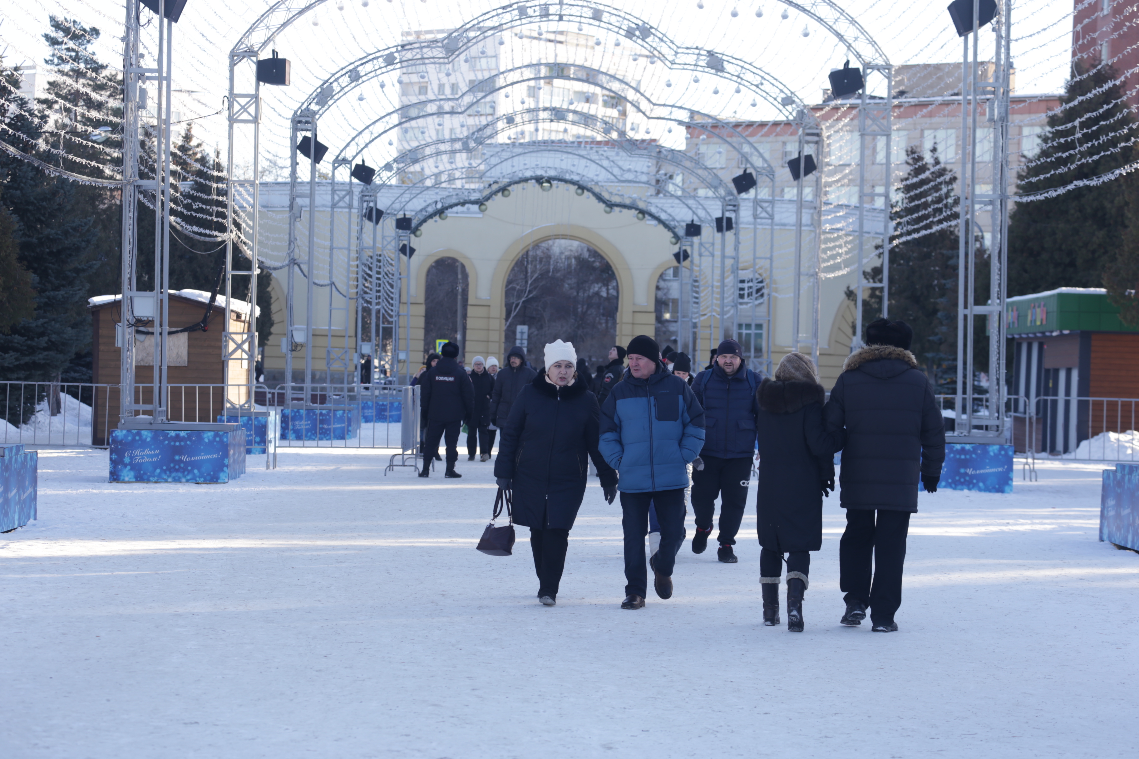 В парке Гагарина залили новый каток под открытым небом. Там есть фудкорт и диджей