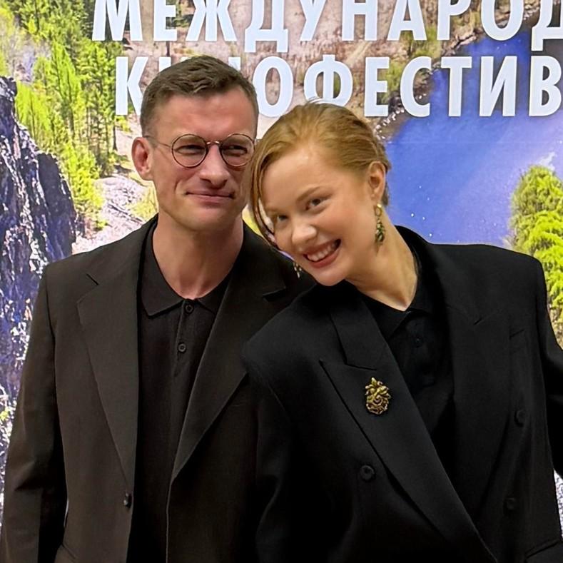 Убежденный холостяк Петр Рыков закрутил роман с дочерью Александра Михайлова на 20 лет моложе: пара вышла в свет на ЗМКФ