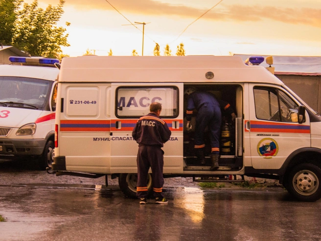На место ДТП прибыли спасатели МАСС | Источник: Алена Истомина / NGS.RU