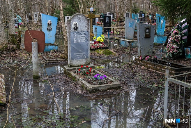 По большей части затопило могилы в глубине кладбища | Источник: Наталья Бурухина / NN.RU