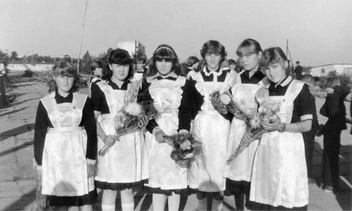 Как одевались выпускницы в СССР: 8 фото наших мам и бабушек, которые вызывают сильнейшую ностальгию