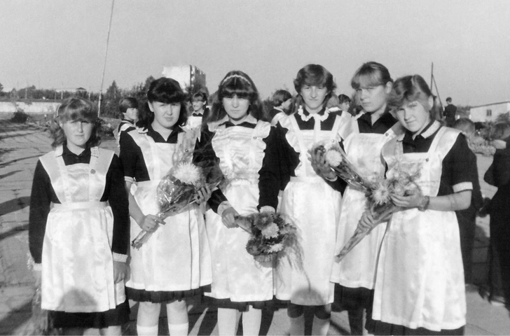 Как одевались выпускницы в СССР: 8 фото наших мам и бабушек, которые вызывают сильнейшую ностальгию