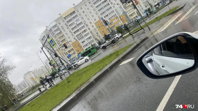 Машины перегородили проезжую часть, движение возле ОЦ № 2 было затруднено | Источник: читатель 74.RU