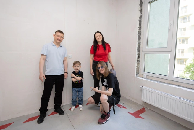Большой стол, где сможет собираться вся, расположится вблизи окна  | Источник: Евгений Шаров