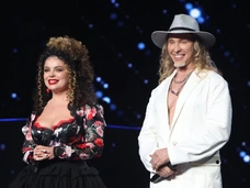 Тарзан флиртовал с красотками на глазах у Королевой, Карина Кокс вывела на сцену дочь: «Две звезды. Семейный подряд»