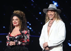 Тарзан флиртовал с красотками на глазах у Королевой, Карина Кокс вывела на сцену дочь: «Две звезды. Семейный подряд»